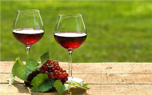 Chuyển từ rượu mạnh sang rượu vang ‘cho nhã’ để tránh bệnh hiểm về gan: SAI BÉT