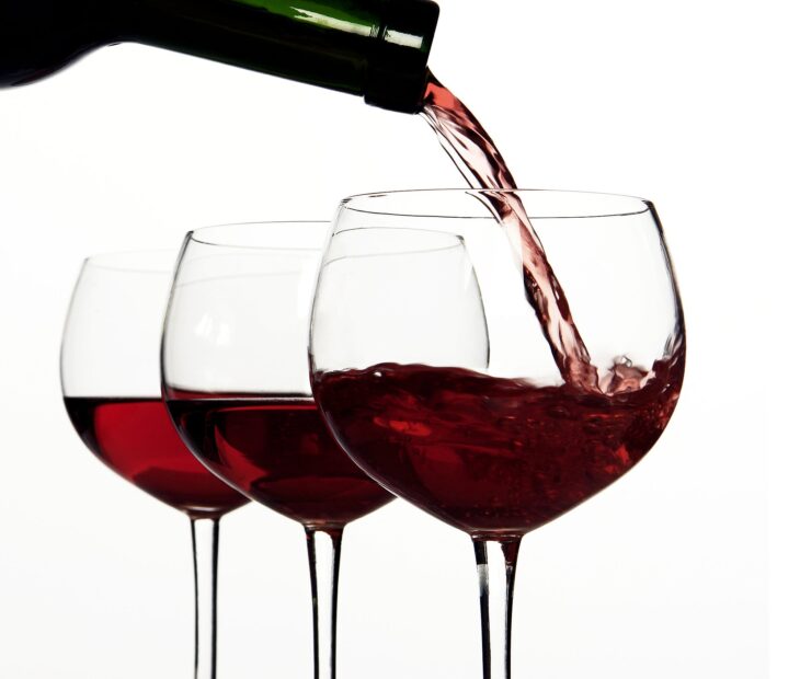 Dễ tăng huyết áp vì uống nhiều rượu vang